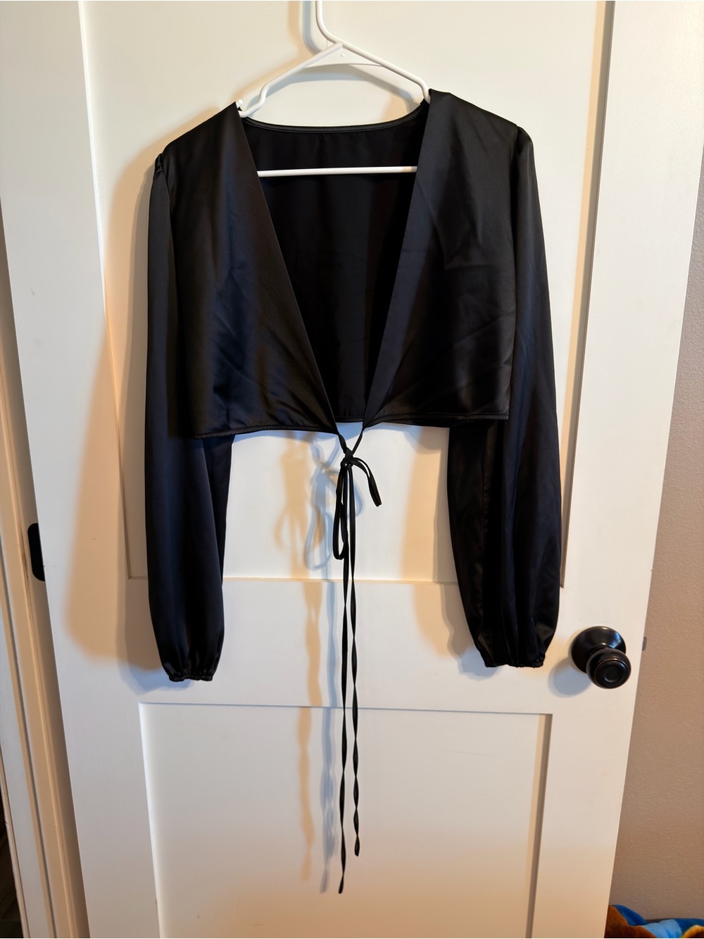 Women’s Black Long-Sleeve Tie-Front Crop Top
